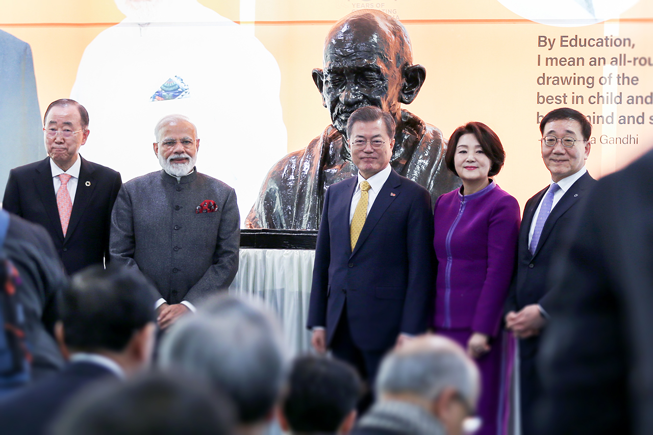 Indian Prime Minister Modi and South Korean President Moon Unveil Bust of Gandhi at Yonsei University 