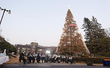 The 2021 Christmas Tree Lighting Ceremony is Held