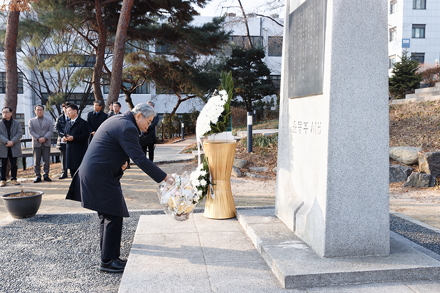 윤동주 시인 서거 79주기 추모식 참석