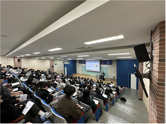 나자피 교수의 세미나 강연 사진